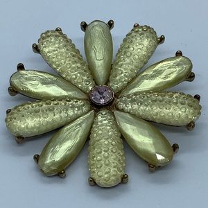Fabulous Vintage Style Daisy Brooch